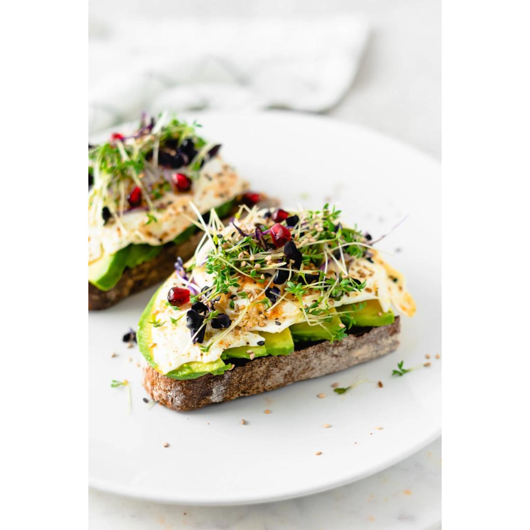 Gourmet Avocado Toast mit Sprossen