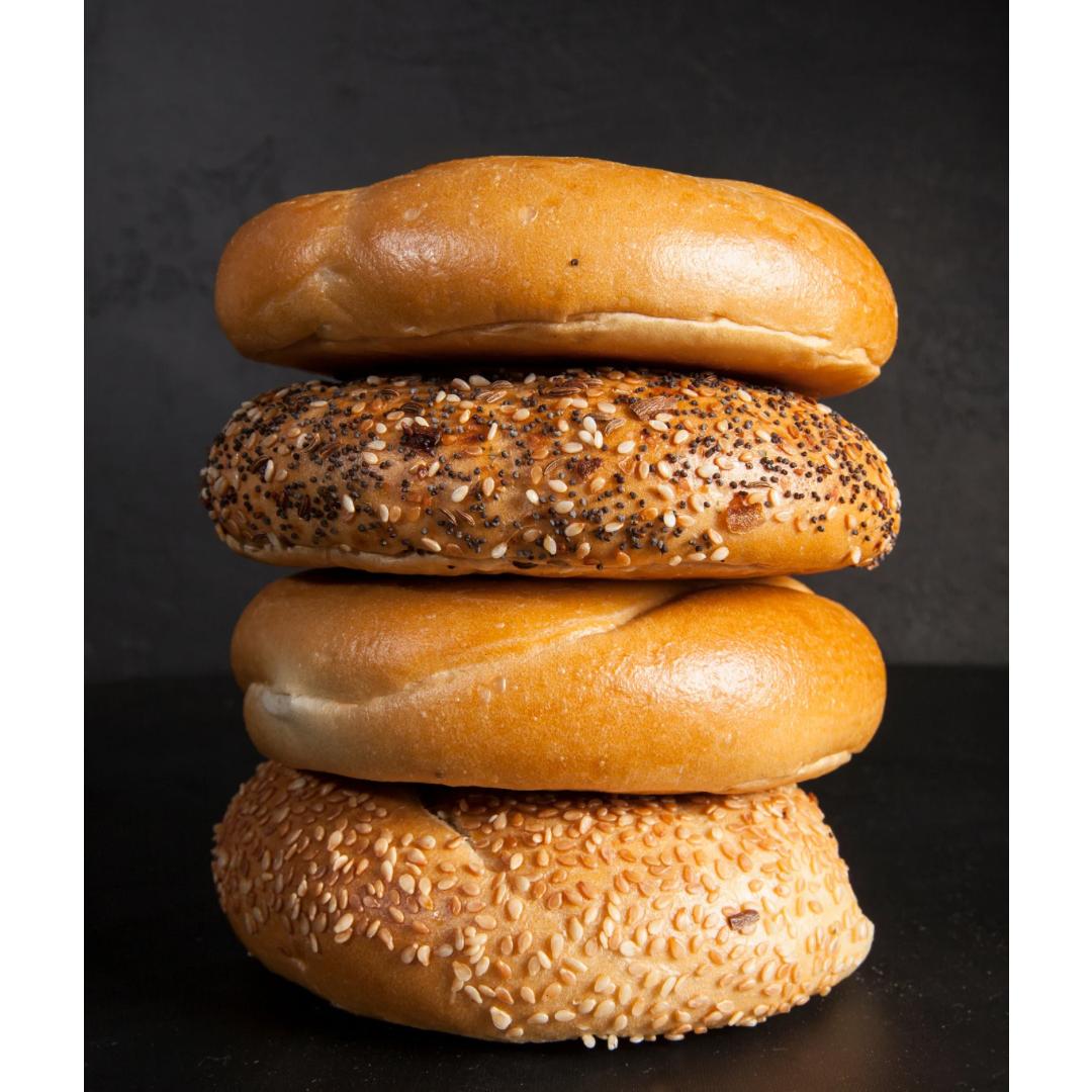 Verschiedene Bagel-Sorten gestapelt