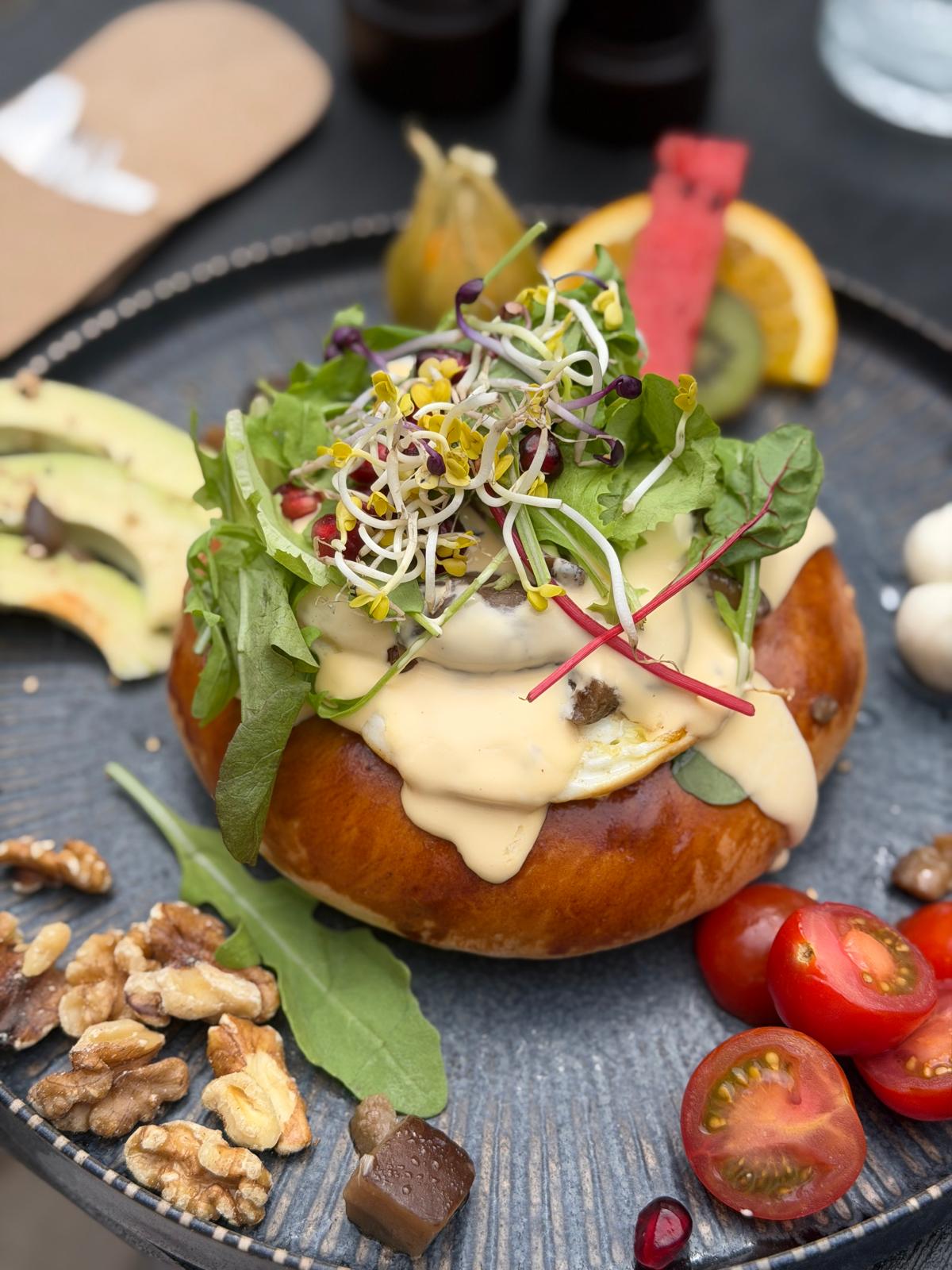 Brioche mit Ei, Sauce Hollandaise und frischem Salat