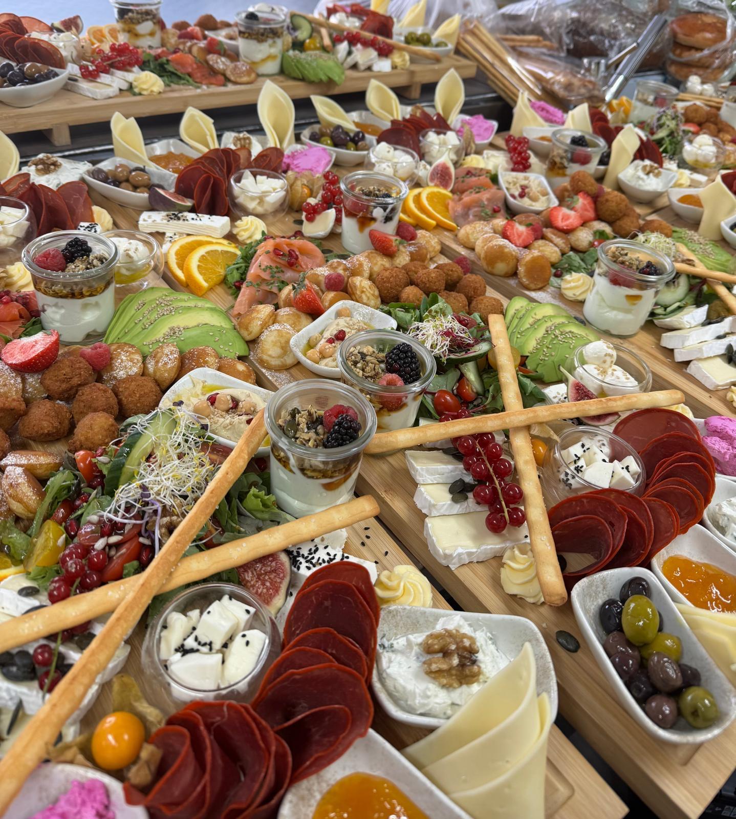 Große Brunch-Platten mit Käse, Früchten und Spezialitäten