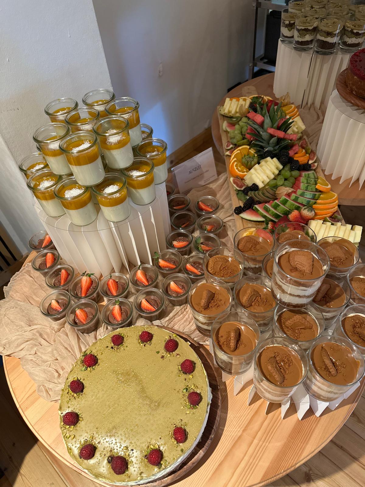 Desserts im Glas mit Mango-Panna-Cotta und Pistazientorte