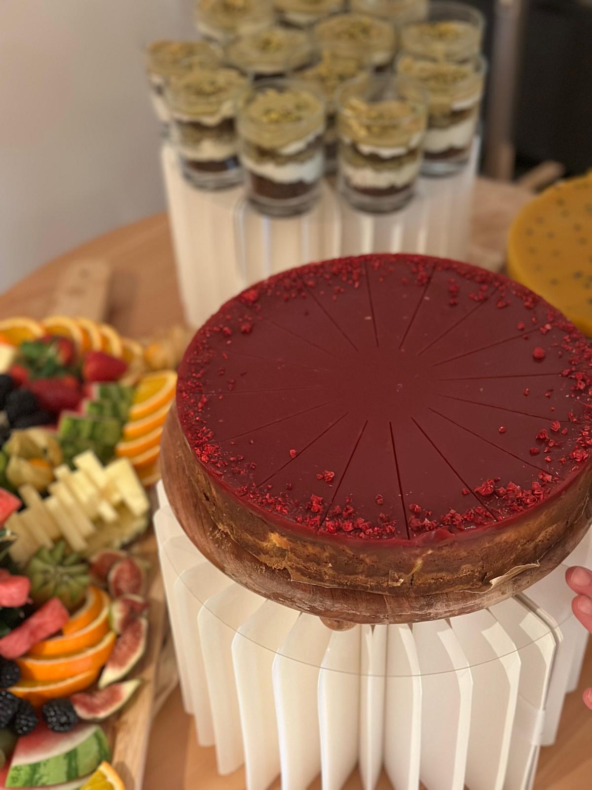 Cheesecake mit roter Himbeerglasur