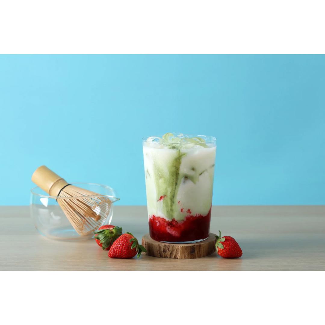 Geschichtetes Getränk mit Erdbeeren und Matcha