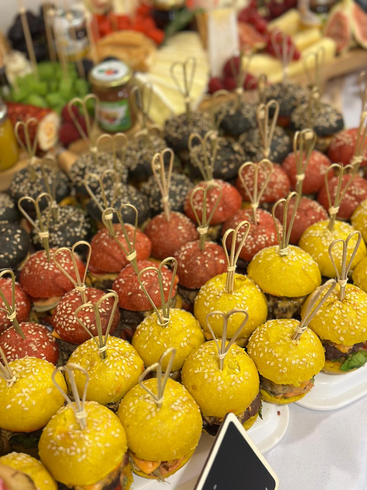 Bunte Mini-Burger auf Platten angerichtet