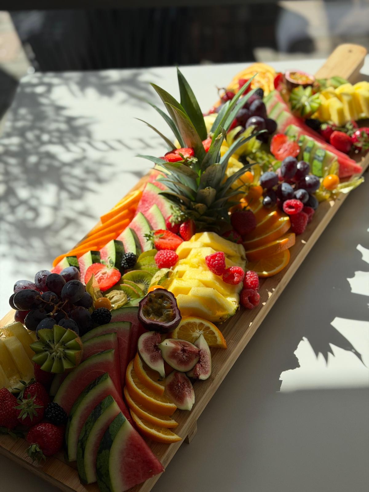Bunt angerichtete Obstplatte mit Ananas, Melone und Beeren