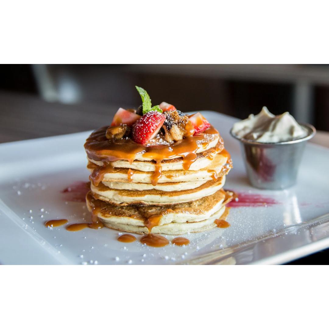 Pancake-Turm mit Karamellsauce