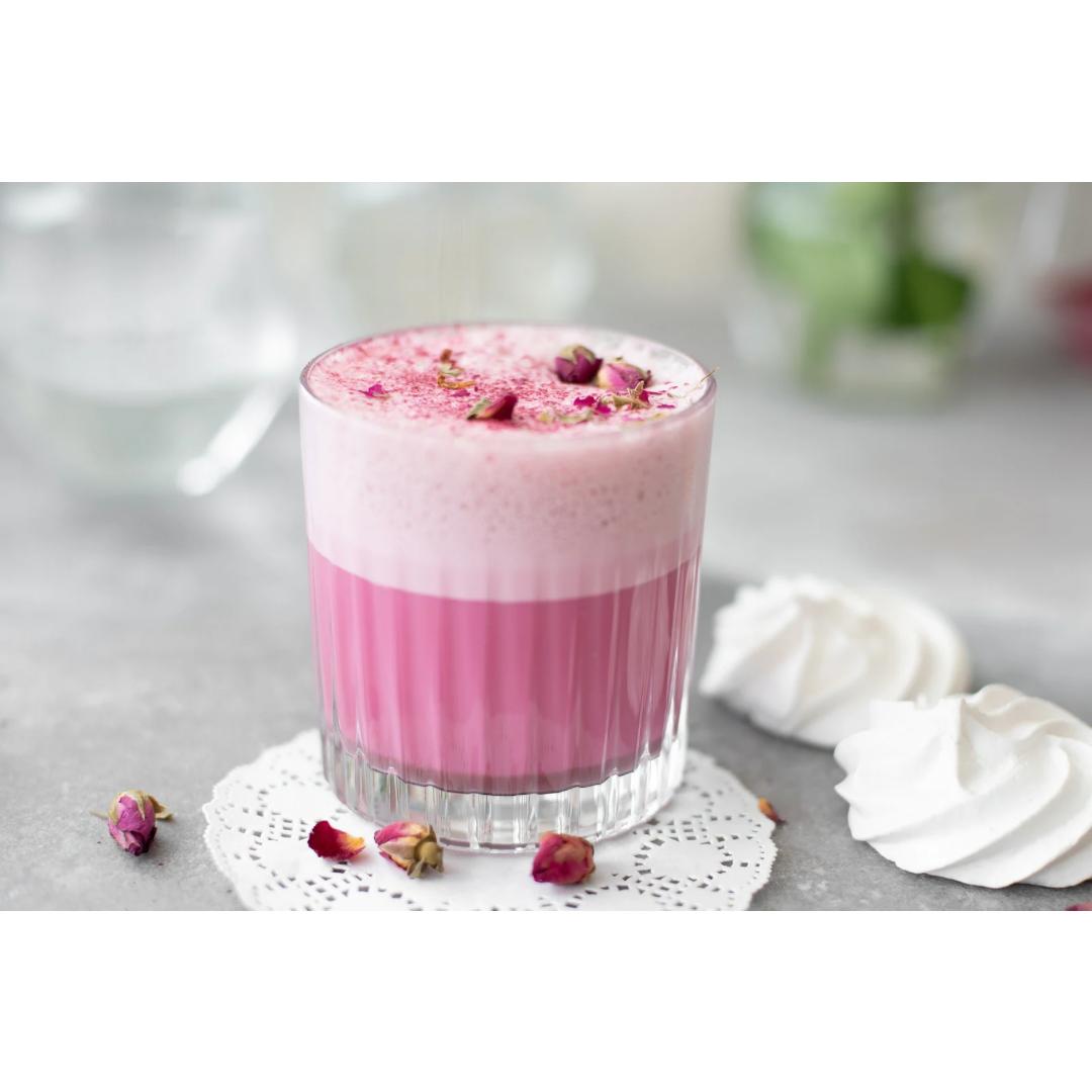 Rosa Latte mit Rosenblüten
