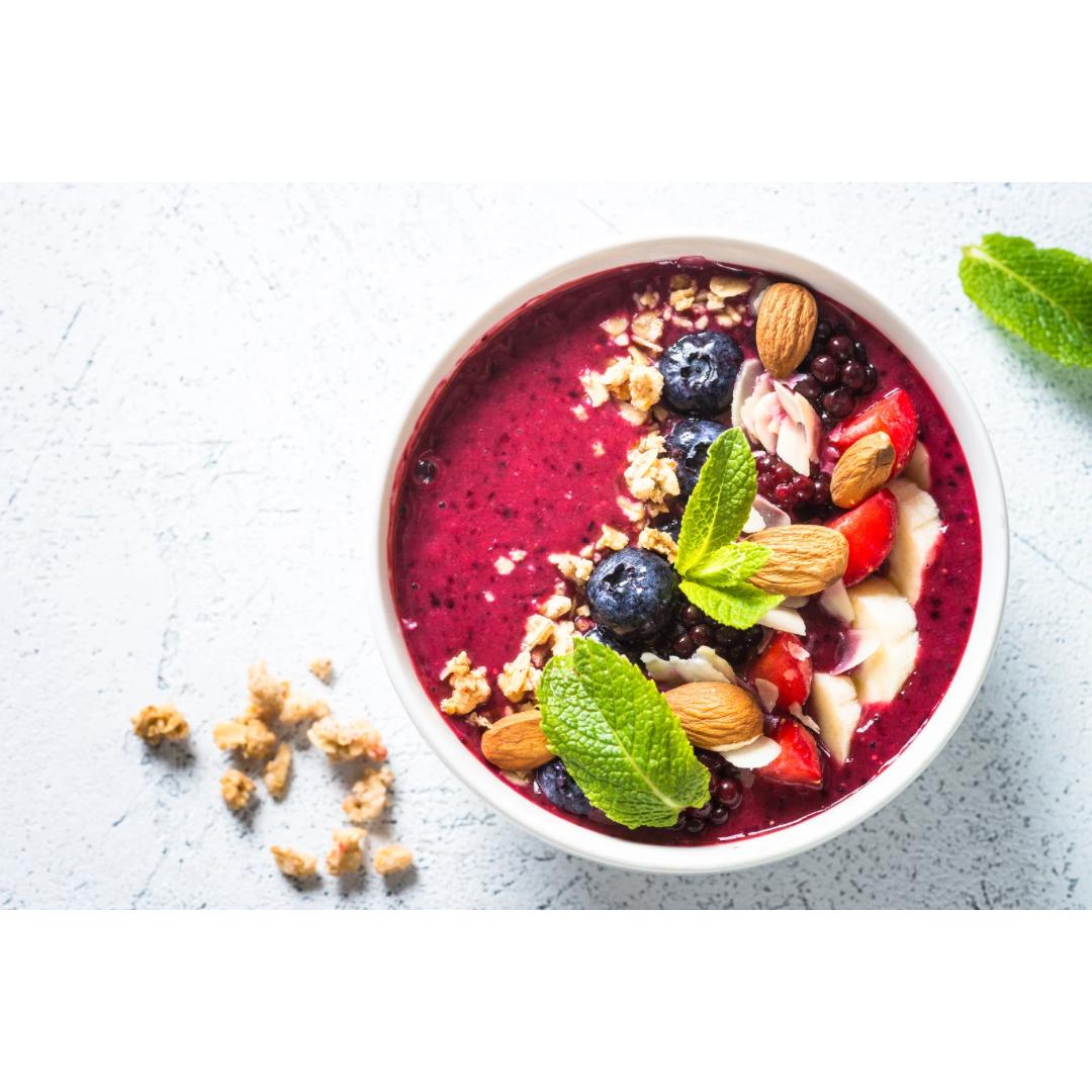 Gesunde Smoothie Bowl mit frischen Früchten